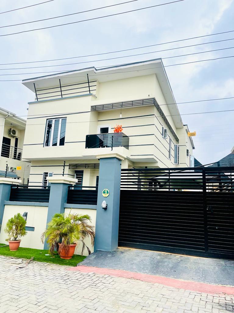 A tasteful built 5 bedroom fully detached duplex with a room boys quarter and gate house 